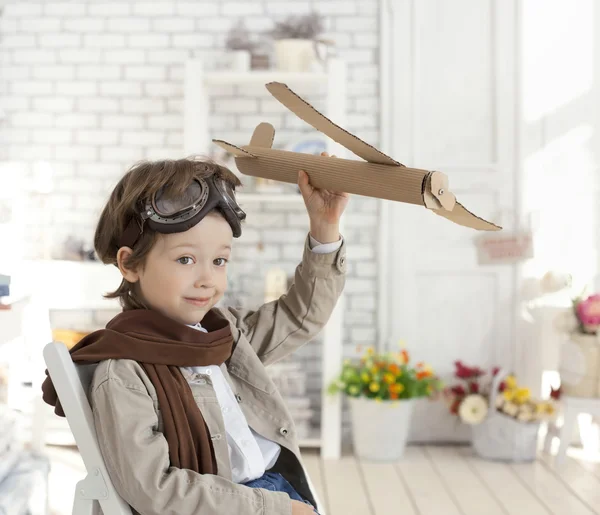 Jongen met vliegtuig in hand — Stockfoto