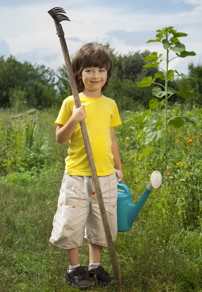 Anak laki-laki dengan wortel dan kaleng air — Stok Foto