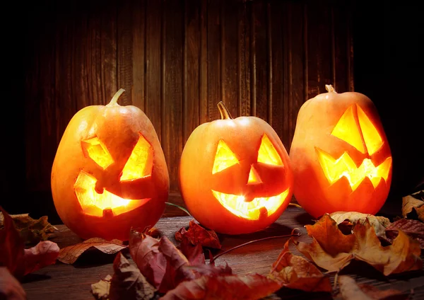 Jack o lanterne Halloween zucca faccia su sfondo di legno — Foto Stock