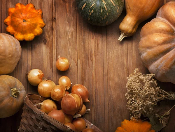 Calabazas de otoño y otras frutas y verduras en la mesa de madera —  Fotos de Stock