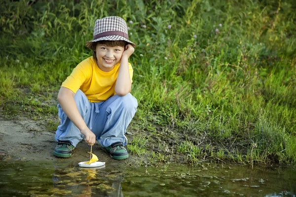 Junge spielt mit Spielzeugschiff — Stockfoto