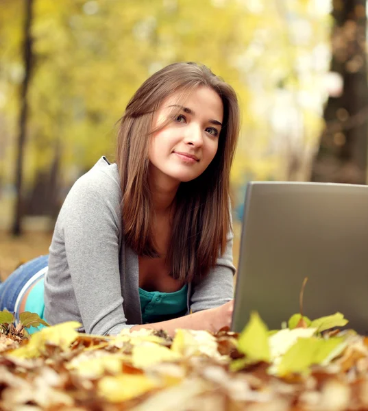 Schoonheid meisje in de herfst park — Stockfoto