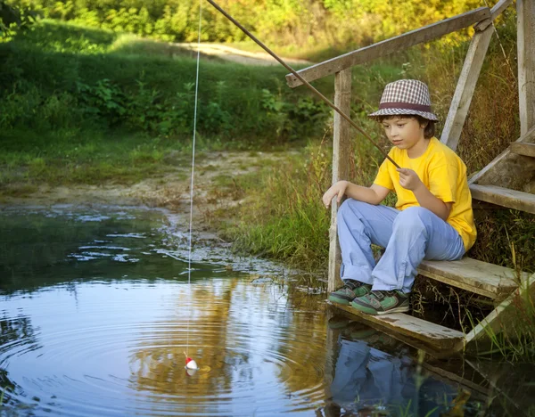 快乐的小男孩在河里，一个儿童渔夫与去钓鱼 — 图库照片