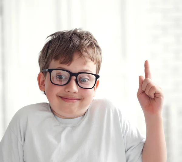 Intelligente ragazzo in occhiali — Foto Stock