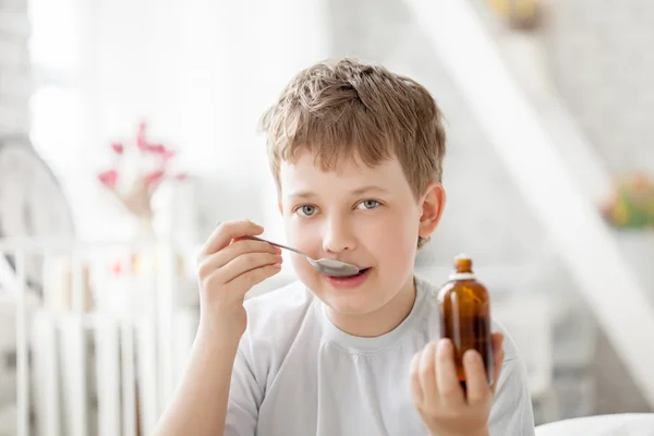 Anak itu meminum sirup obat batuk — Stok Foto