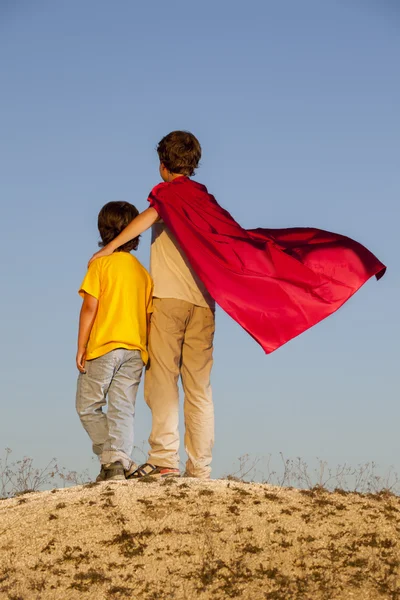 İki erkek süper kahramanlar gökyüzü üzerinde süper kahraman pr artalanda çalışır — Stok fotoğraf