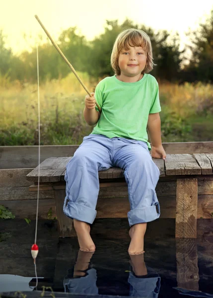 Happy boy aller pêcher sur la rivière, un pêcheur d'enfants avec un — Photo