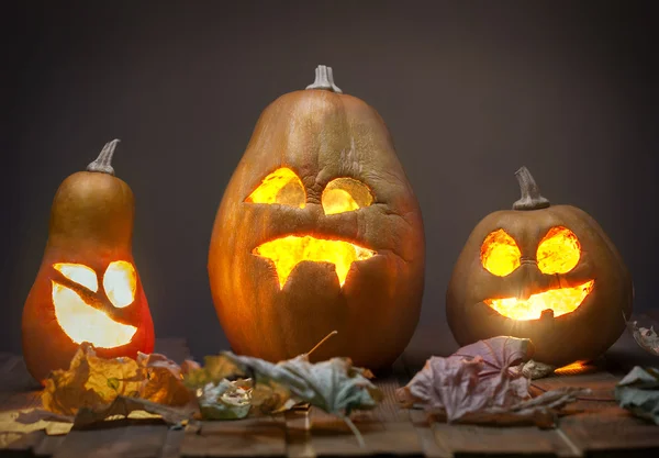 Jack o Laternen Halloween Kürbisgesicht auf Holzgrund — Stockfoto