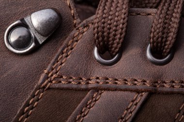 İplik arkaplanlı deri çizmeler.