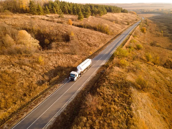 Ciężarówka Benzynowa Naczepa Ciężarówka Autostradzie Jadąca Wzdłuż Drogi Ciężarówka Cysterna — Zdjęcie stockowe