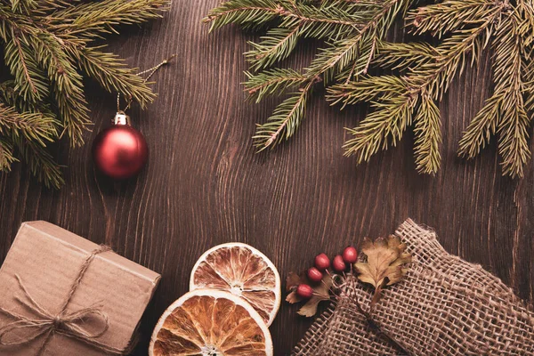 Scatola Regalo Natale Decorazioni Retrò Luce Sfondo Legno Spazio Copia — Foto Stock