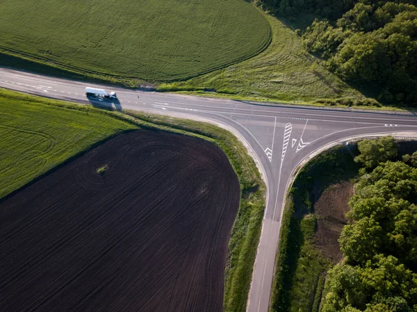 White Truck Cargo Semi Trailer Moving Перехресті Шосе Вид Згори — стокове фото