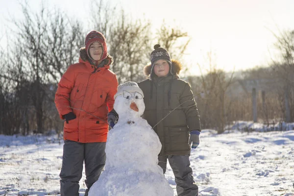 Kinder Bauen Schneemänner Jungen Spielen Verschneiten Wintertagen Freien — Stockfoto