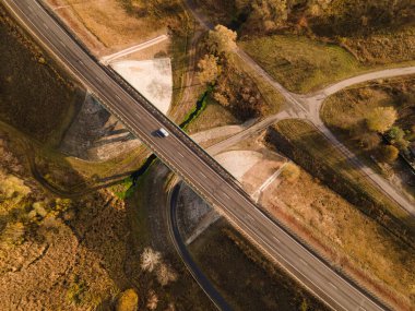 Yaz sabahı karayolu kavşağının hava üst görüntüsü.