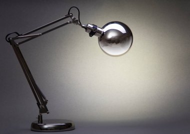 Aydınlatılmış Vintage siyah masa lambası siyah üzerine izole