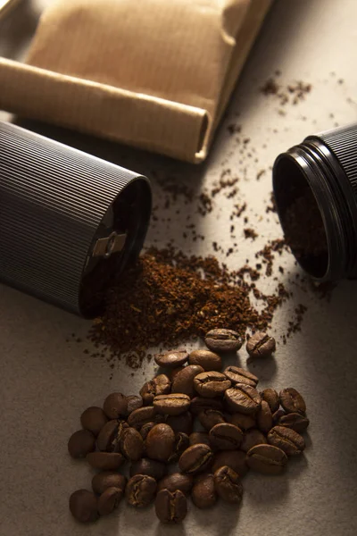 黑色现代手工咖啡机和咖啡豆 — 图库照片