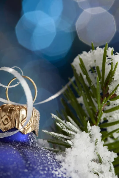 Decorações Bola Natal Com Abeto Fundo Azul — Fotografia de Stock