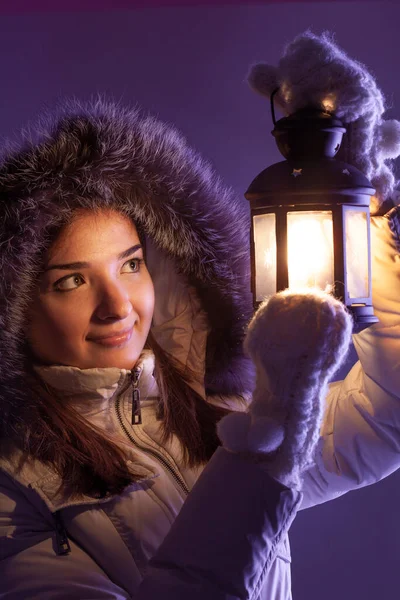 Hermosa Chica Invierno Nieve Con Linterna Navidad —  Fotos de Stock