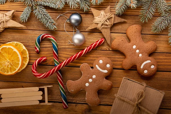 Kerstboom Met Geschenkdoos Decoraties Houten Ondergrond — Stockfoto