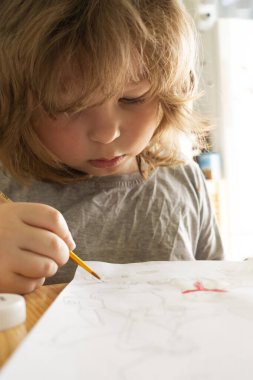 Çocuklar evde resim çiziyor, çocuklar okulda resim çiziyor.