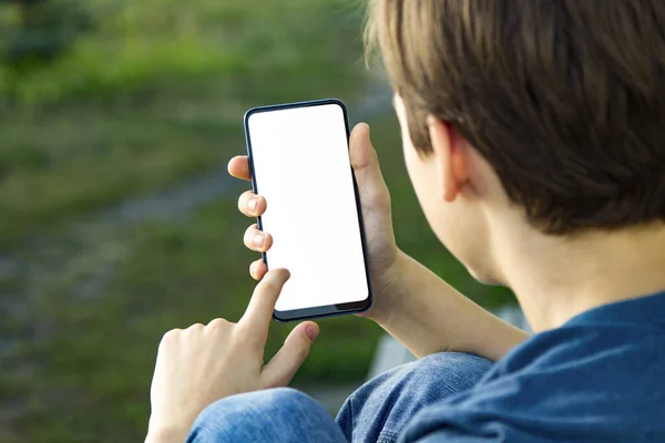 Menino Segurando Tela Branco Smartphone Preto Com Design Moderno Sem — Fotografia de Stock