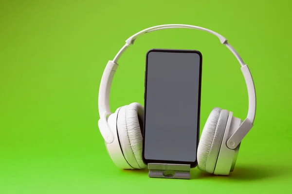 Akıllı Telefon Modelli Kulaklıklar Yeşilde Tecrit Müzik Çevrimiçi Konsepti — Stok fotoğraf