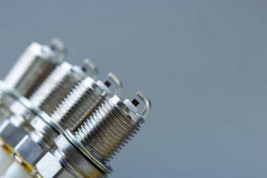 Gri arkaplanda yeni bujiler