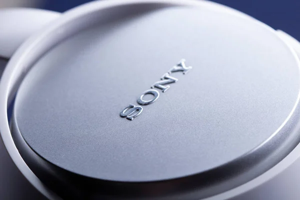 Sonys Logotyp Hörlurarna Sony Ett Japanskt Företag Som Tillverkar Elektroniska — Stockfoto