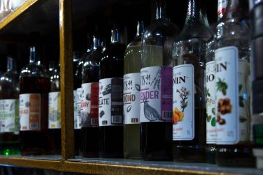 Belgorod, Rusya - 15 Haziran 2020: Rafta meyve suyu yapmak için bir şişe meyve şurubu