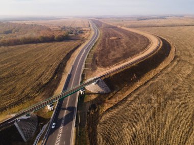 Yaz sabahı karayolu kavşağının hava üst görüntüsü.