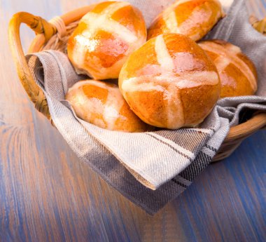 Sepet üst görünümde sıcak çörekler, kopyalama alanı. Paskalya pastası.