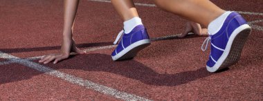 Hızlı koşucu yarışın başlamasını bekliyor. Açık stadyumda koşu pistleri. Koşu ayakkabılarıyla spor ve spor.