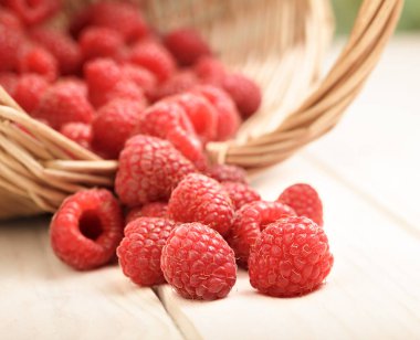 Bahçedeki masada bir sepetin içinde ahududu.