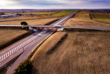 Otoyol kavşağının hava üst görüntüsü. Yaz sabahı arabasıyla..
