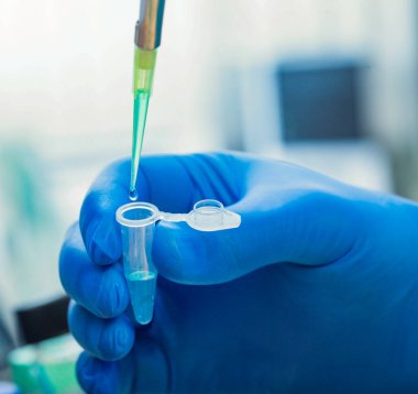 Bilim adamı test tüpü bilim laboratuvarını dolduruyor.