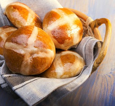 Sepet üst görünümde sıcak çörekler, kopyalama alanı. Paskalya pastası.