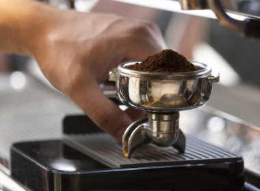 Taze öğütülmüş sabah kahvesiyle terazide Portafilter