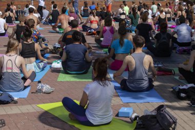 Belgorod, Rusya - 15 Haziran 2019: Uluslararası Yoga Günü 'nde bir sürü insan parkta yoga yapıyor.