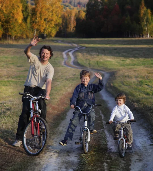 Familia Bicicleta Paseo Campo Disfrutando Viaje Bicicleta — Foto de Stock