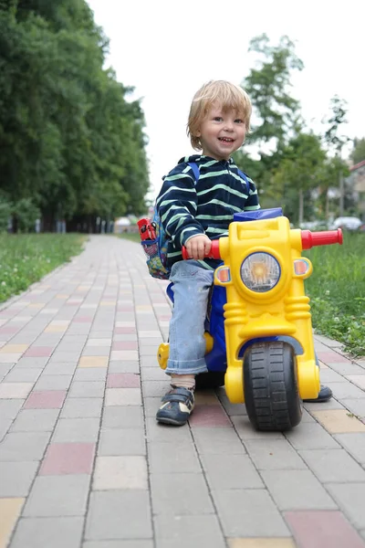 Niño Pequeño Está Montando Una Bicicleta Tolocar Parque — Foto de Stock