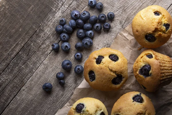 Cupcake Muffin Com Mirtilos Uma Mesa Madeira Grunge — Fotografia de Stock