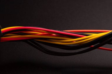 Bir sürü renkli elektrik telekomünikasyon kablosu. Telekomünikasyon internet kablo ağı ve bilgisayar sistemi. Siyah arka planda