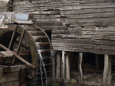 Su değirmeni çarkı bir su akıntısı altında döner. Geleneksel köy makineleri