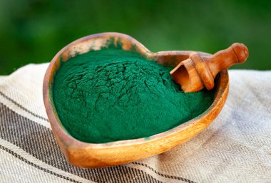 Tekstil arka planında kasede zemin, süper yiyecekli kalp şeklindeki çanak antenin üst görüntüsü.