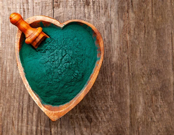 Ground Spirulina Tálban Háttér Felső Nézet Szív Alakú Étel Szuperélelmiszer — Stock Fotó