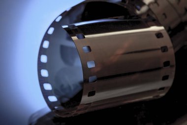 Mavi arka planda film şeridi sineması