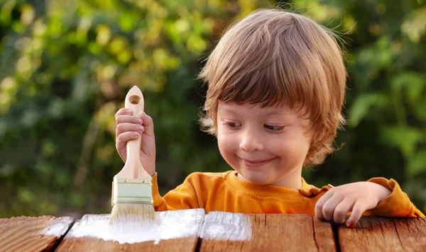 Mladý Chlapec Malování Dřevěný Plot Letní Zahradě — Stock fotografie