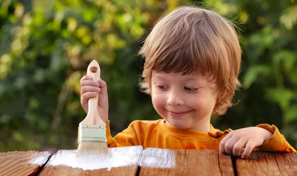 Küçük Çocuk Yaz Bahçesinde Ahşap Çiti Boyuyor — Stok fotoğraf