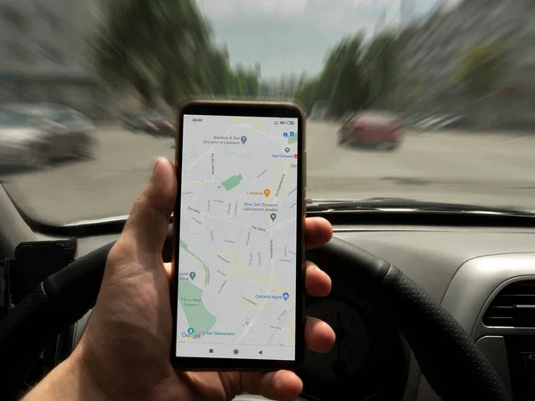 Mano Con Smartphone Coche Mirando Teléfono Google Maps Navigator Google —  Fotos de Stock