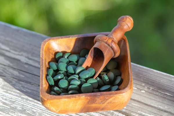 Spirulina Organica Compresse Tavolo Legno Grigio Sfondo Naturale — Foto Stock